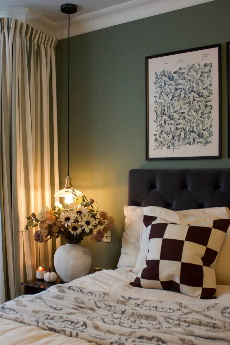jaki-kolor-mebli-do-szalwiowych-scian-w-sypialni-podpowiada-raw-decor-zrodlo-ig-therenovation_at_no18