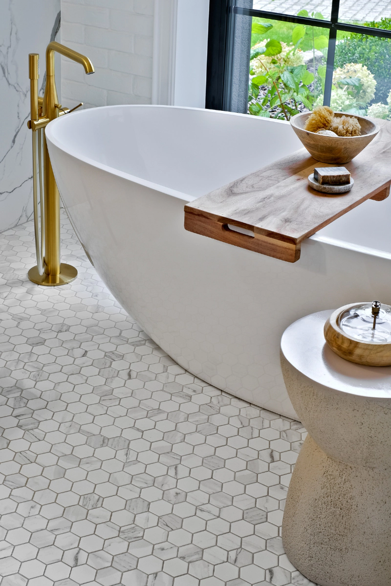 czy-ekskluzywne-plytki-lazienkowe-sa-warte-ceny-porady-raw-decor-na-podlodze-mozaika-heksagon-duzy-marble-matowy