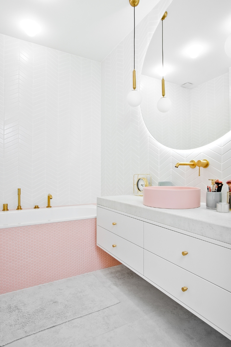 mozaika-na-wanne-heksagon-maly-pink-matowy-raw-decor-w-kobiecej-lazience